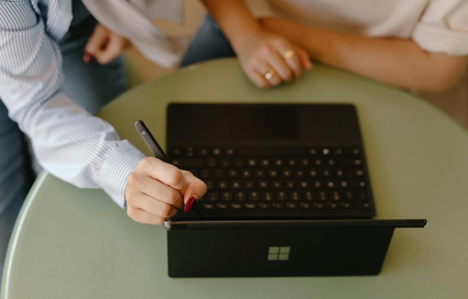 Tableaux d'analyse financière avec graphiques et données d'investissement